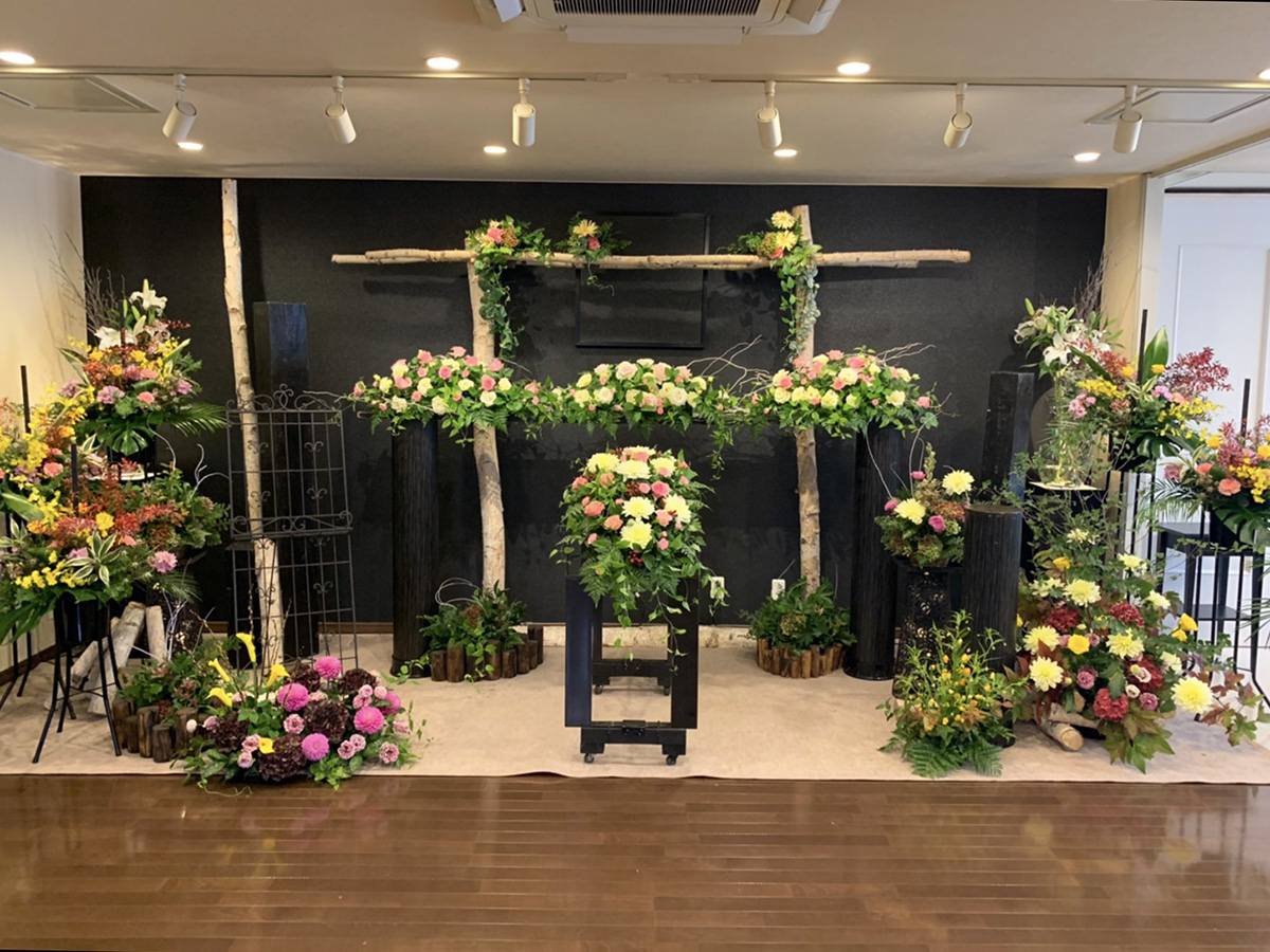 ファミリーホール港南台、オリジナルの花祭壇ご利用例